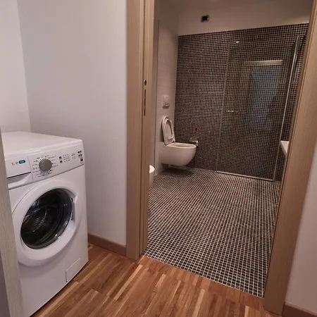 Piazza Lira 아파트호텔 스키오