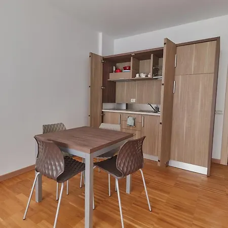 Piazza Lira 3* 스키오